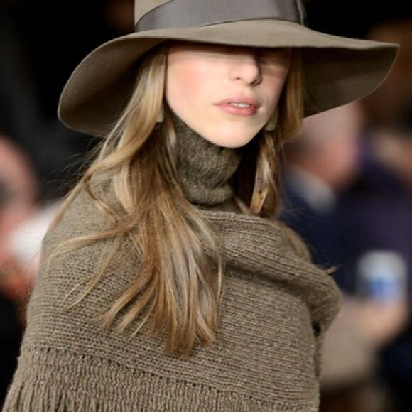 Ralph Lauren Collection Fall 2015 Runway
Taupe Cashmere Fringed Scarf Shawl - Picture 4 of 16